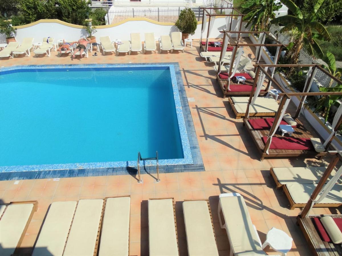 Oasis Club *